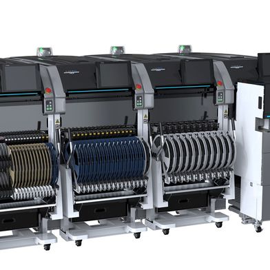 Die miteinander verbundenen NXTR-Bestückungsmodule von Fuji sind mit zahlreichen Bauteilfeedern ausgestattet. Das NXTR-S-Modul kann Komponenten bis zu einer Größe von 200 × 200 mm und einem Gewicht von bis zu 2 kg handhaben. (Bild: Fuji Europe Corporation)