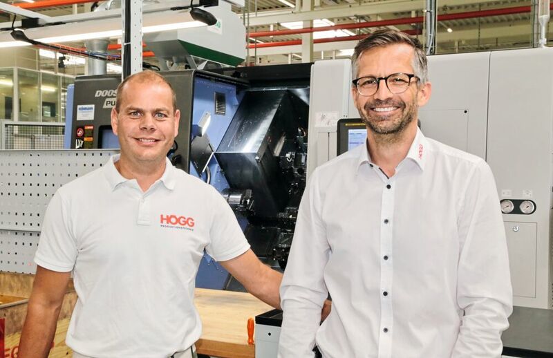 Stefan Kaufmann, Produktionsleiter bei Högg und Ivo Högg, Högg Geschäftsführer (vlnr.) vor der neuen Doosan Puma TT 2100 SYY. (Anne Richter, SMM)