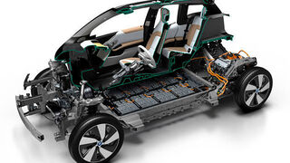 L'habitacle de la BMW i3 est en fibre de carbone.  Grâce à sa haute résistance, le matériau léger offre aux passagers la meilleure protection possible en cas d'accident et est également suffisamment léger pour compenser le poids supplémentaire de la batterie HV.