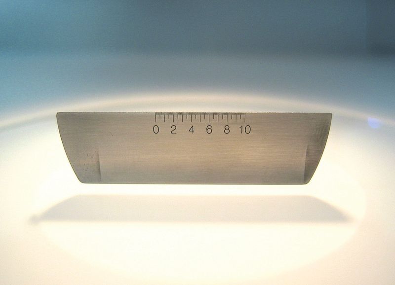 Bild 1 | Mustermarkierung: Anlassbeschriftung auf Metall ohne Materialab- oder -auftrag. (Bild: ACI Laser)