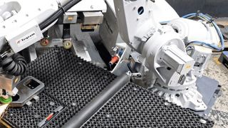 Seit Ende 2024 übernimmt der Easy Grinder die Nachbearbeitung vieler Brenn- und Plasmateilen, von denen bei Amtenbrink täglich bis zu 1.500 produziert werden.  (Bild: Teqram)