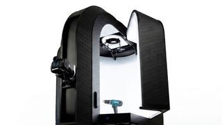 Der Alphashot XL G2 MDC erfasst erstmals Abmessungen, Gewicht und strukturierte Etikettendaten von Produkten wie dieser Bohrmaschine in einem einzigen Workflow, bedient von einem einzigen Operator. (Bild: Orbitvu)