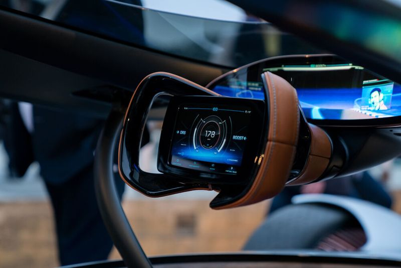 Das Cockpit hat einen gebogenen Panoramabildschirm sowie ins Lenkrad integrierten Touchscreen. (Bild: Daimler)