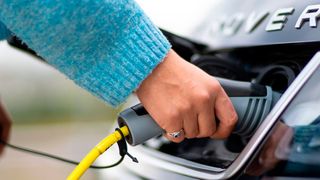 Politik und Hersteller versprechen höhere Prämien für E-Fahrzeuge. (DAT)