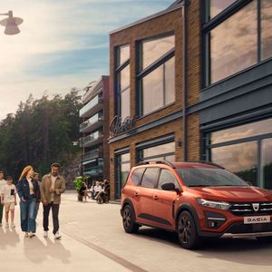 Der neue Jogger trägt einen breiten Kühlergrill mit 3-D-Elementen in Wabenoptik.(Bild: Dacia)