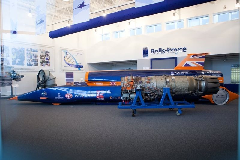 Das Bloodhound Super Sonic Car ist ein Raketenauto, mit dem in Südafrika ein neuer Landgeschwindigkeitsrekord von 1609,344 km/h aufgestellt werden soll. An der Entwicklung des Fahrzeugs waren u.a. der Technologiekonzern Lockheed Martin und der gegenwärtige Landgeschwindigkeits-Weltrekordinhaber Andy Green beteiligt. Das Fahrzeug besitzt zwei übereinanderliegende Triebwerke: Ein Raketentriebwerk mit ca. 130 kN Schub und ein Eurojet EJ200 aus dem Eurofighter, welches etwa 90 kN leistet. Das Projekt soll helfen, in England Schüler für technische Berufe zu begeistern. (Stefan Marjoram/BloodhoundSSC)