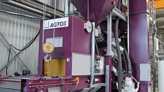 Die Unterschiede zwischen dieser Ricochet-Strahlanlage und einer herkömmlichen Strahlanlage sind nur schwer erkennbar: Auf der Unterseite fehlen die Turbinen, und das Förderband hat  Platten. (Itasse)