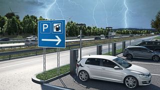 Soll eine Batterie auch nach Fahrleistung X noch mindestens 70 Prozent ihrer ursprünglichen Speicherkapazität zur Verfügung stellen, muss der nutzbare SoC auch entsprechend ihrer Größe angepasst werden.  (Clipdealer)