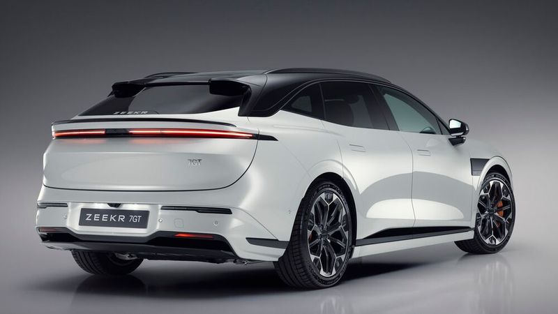 Gegen den aktuellen Trend verzichtet das Modell auf ein durchgehendes Leuchtenband am Heck. (Bild: Zeekr)