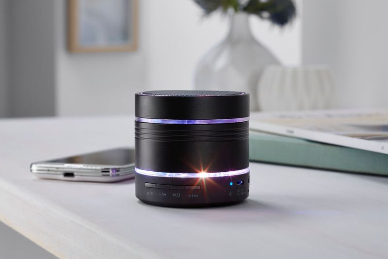 Über Bluetooth 4.1 kann dieser 3-Watt-Lautsprecher mit gängigen Smartphones und Tablets gekoppelt werden. Er hat eine rutschhemmende Unterseite und schaltet sich nach ca. 8 Minuten ohne Empfang ab. Mit Lichtfunktion hält der Akku etwa fünf Stunden. Er ist etwa sechs Zentimeter groß und kostet 18 Euro. (Tchibo)