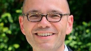 Axel Weiand, Geschäftsführer der Telos Global, erläutert auf dem Leichtbaugipfel in Würzurg neue Wege des Presshärtens. (Telos Global)