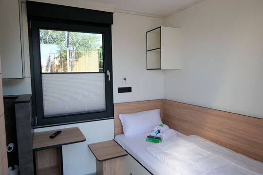 Die lärmgeschützten Zimmer sind mit frischer Bettwäsche, eigenem Bad mit Dusche, WC und Waschbecken sowie Tisch, Stuhl, WLAN und Fernseher ausgestattet.(Bild:  TST/Roatel)