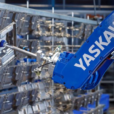 Eine Kameraprüfung bei der Entnahme sorgt dafür, dass die Bauteile in den KLTs korrekt platziert werden.  (Bild: Yaskawa Europe )
