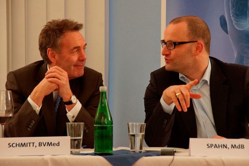 Joachim M. Schmitt (links) 2013 mit dem heutigen Bundesminister für Gesundheit Jens Spahn (rechts). (BV-Med)