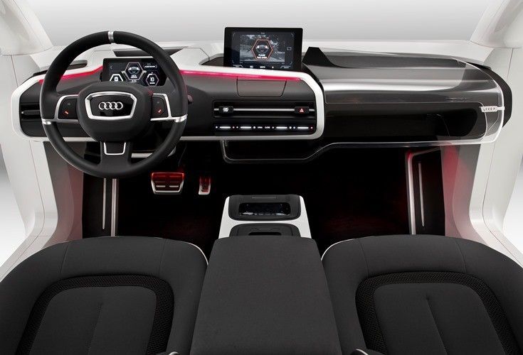 Audis „James 2025“: Ein  kompakter, elektrisch nach oben ausfahrender Bildschirm im Blickfeld des Fahrers – ein virtuelles Cockpit – ersetzt die analogen Instrumente. (Foto: Audi)