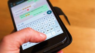 In Niedersachsen wurde einer Gruppe Angestellter aufgrund von privaten Lästerchats außerordentlich gegründet. Die Betroffenen reichten Klage ein.  (Bild: Sara Michilin - stock.adobe.com)