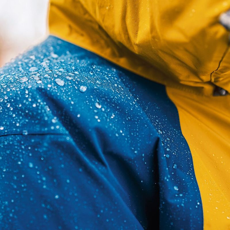 PFAS werden u.a. bei der Herstellung wasserabweisender Outdoorkleidung verwendet.