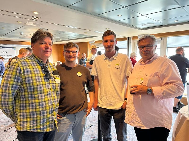 Teilnehmer der KI-Kreuzfahrt (v.l.): Johannes Lenzen (Kommunikationstechnik Peter Sattelmacher), Anton Schuganov (IT Commander GmbH & Co. KG), Kim Gerrit Lädemann (schimanski IT GmbH & Co. KG), Peter Sattelmacher (Kommunikationstechnik Peter Sattelmacher)  (Bild: Synaxon)