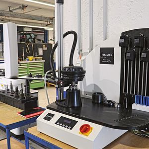 Mit der 5-Achs-Bearbeitung zog auch die Schrumpftechnik bei SAB ein. Inzwischen sind alle Fräszentren mit Werkzeugaufnahmen zum Schrumpfen ausgestattet, wofür ein Haimer Power Clamp Economic Plus NG zur Verfügung steht. (Bild:  Haimer)