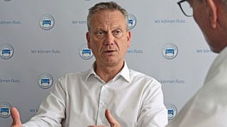 Um dem Fachkräftemangel in der Kfz-Branche zu begegnen, braucht es bessere Löhne, betont Joswig. (Bild: Axel Vogel)
