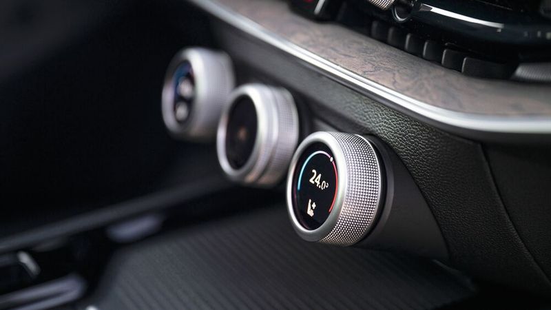 Unter dem Bildschirm sitzen jetzt drei Drehschalter mit Zugriff auf Temperatur, Sitzheizung und Lautstärke, jeweils mit eigenem kleinem Display und mehrfach belegbar. So hat man die wichtigsten Funktionen schnell im Griff. (Bild: Skoda)