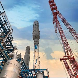 Im russischen Amur entsteht zur Zeit eines der größten Gasverarbeitungswerke der Welt mit einer geplanten Sollleistung zur Aufbereitung von mehr als 42 Milliarden Kubikmeter Erdgas im Jahr.