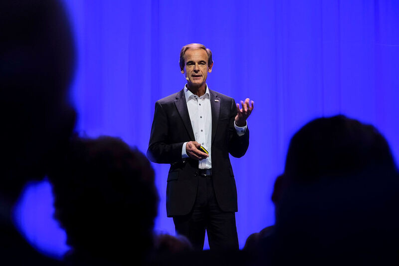 Bosch-Chef Dr. Volkmar Denner: Sein Unternehmen sieht er in der größten Transformation seiner Unternehmensgeschichte. Bis 2020 will man 20 Milliarden Geräte miteinander vernetzen. 2016 hat der Konzern mit seinen fast 390.000 Mitarbeitern immerhin schon 27 Millionen  IoT-fähige Produkte produziert.  (ZVEI/Mark Bollhorst; Flickr; CC BY-NC 2.0)
