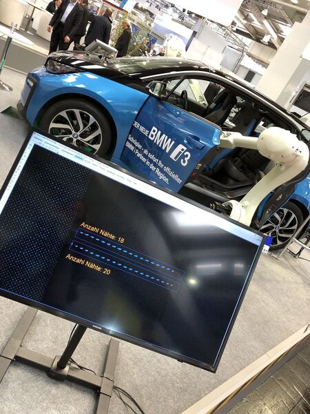 Genaue Inspektion des Innenraums eines BMWs durch Hightech auf der HM19. (IT-BUSINESS)