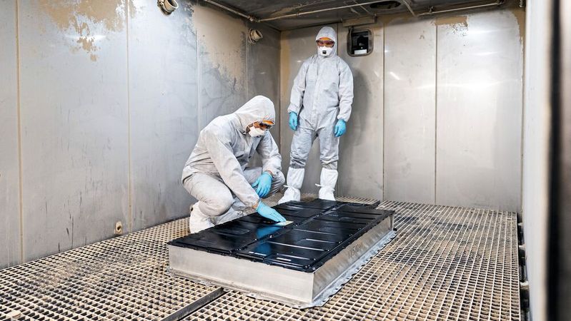 Für die Belastungstests von Batterien hat der TÜV Rheinland eine spezielle Kammer.(Bild:  TÜV Rheinland/Oliver Tjaden)