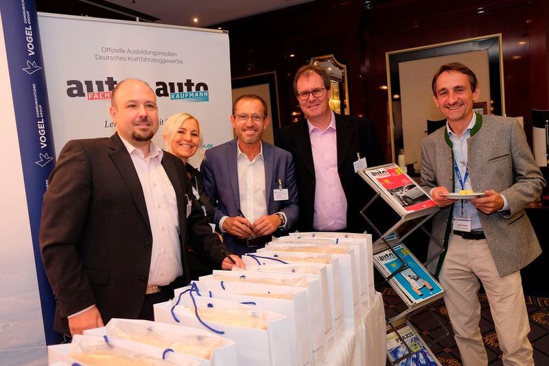 We empower you: (v.li.) Oliver Kuhn, Julia Dernbach und Jürgen Beck (alle »kfz-betrieb)« mit Andreas Brachem (Kfz-Innung München-Oberbayern) und Josef Huber (Kfz-Innung Niederbayern). (Zietz/»kfz-betrieb«)