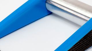 Schnell bewegte, schwingende Metallteile in Maschinen können durch leichtere und dennoch hochfeste Komponenten in Mischbauweise ersetzt werden, wie das Beispiel eines Positionierhebels für Verpackungsmaschinen in CFK-Aluminium-Ausführung zeigt, der von der Leichtbau-Zentrum Sachsen (LZS) entwickelt wurde. (LZS)