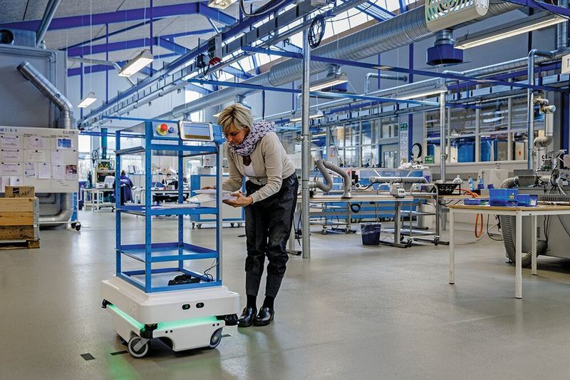Anwendungsbeispiele der mobilen Roboter von Mobile Industrial Robots bei Elos Medtech. (MiR / Fotograf Hans Soendergaard/www.soendergaard.com)