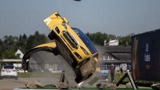 Hoch hinaus: Dieser Tesla durfte im Rahmen eines AXA-Crashtests die rasante Überfahrt eines Kreisverkehrs simulieren. (Bild: AXA / KEYSTONE / MICHAEL BUHOLZER)