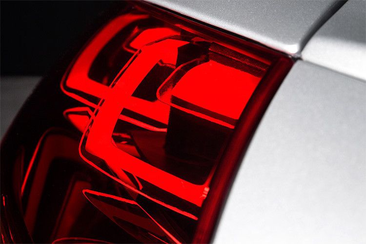 Der Designentwurf zeigt die vielfältigen Einsatzmöglichkeiten von OLEDs in der externen Fahrzeugbeleuchtung. Das „OLED-3D“-Konsortium entwickelte das charakteristische Audi TT Heckleuchten-Design weiter und transportierte es mittels hauchdünner, flächiger Lichtquellen in die dritte Dimension. (Foto: Philips)