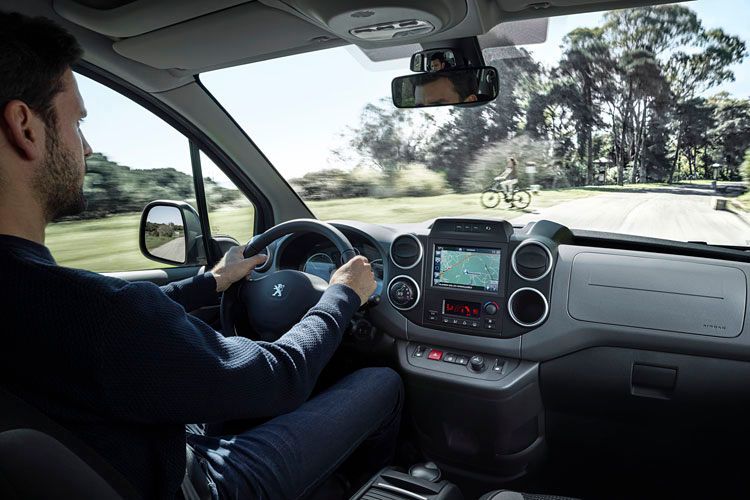 Für den Platz hinter dem Lenkrad gibt es beim Tepee (Bild) wie beim Berlingo keine Probleme für hochgewachsene Fahrer. Instrumentierung und Bedienung sind gut. (Bild:Peugeot)