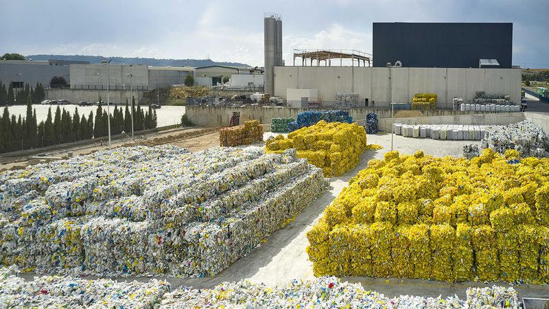 Eines der weltweit 13 Alpla-Recyclingwerke, das durch mechanisches Recycling die Basis für kreislauffähige Verpackungen von morgen legt.(Bild:  Alpla)