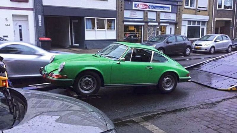 Meist schnallen professionelle Oldtimerdiebe vier „Car-Jacks“ unter die Räder eines Klassikers und ziehen ihn rasch auf einen Kippahnänger. Irgendwelche Sperren und selbst Antidiebstahlsysteme interessieren sie dann nicht.(Bild:  Micare PS)