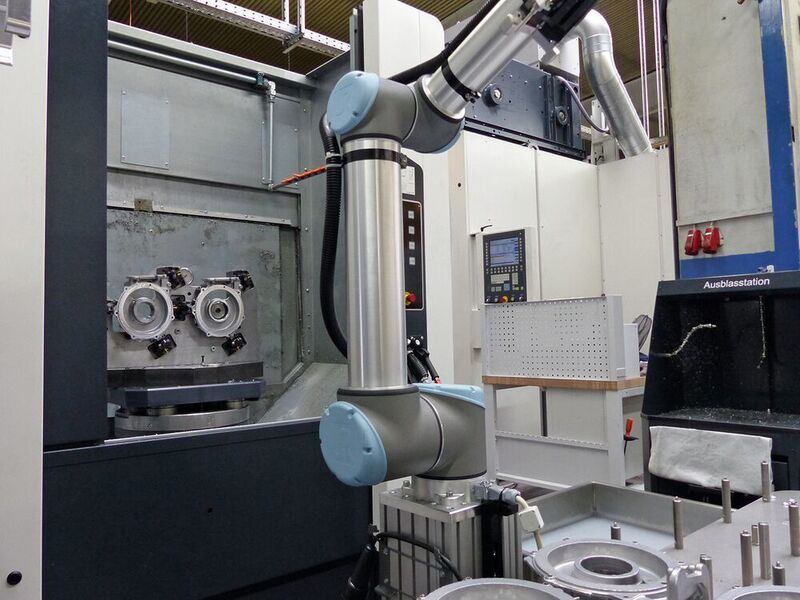 The fully automated cell for a capacity of 50,000 parts per year: Five-axis production in two settings, additionally a steel bush is shrunk with nitrogen between the two settings. (Heller)