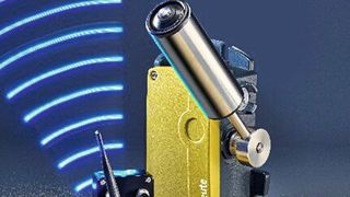 Der bewährte Bandschieflaufschalter ZS 92 SR zur Überwachung des korrekten Laufs von Förderbändern ist jetzt in einer neuen Ausführung mit dem Funkmodul RF I/O verfügbar.  (Bild: Steute)