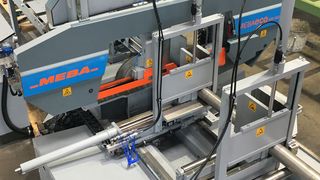 L'entreprise SCHMOLZ + BICKENBACH Stahlcenter AG investit dans une scie pour coupes biaisées. (SCHMOLZ + BICKENBACH Stahlcenter AG)