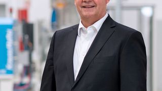 Dr. Hans-Ulrich Golz, President des Kraussmaffei-Segments Spritzgießtechnik: „Die Bündelung der Kompetenzen von Kraussmaffei und Netstal in Kombination mit einer neuen, effektiveren Vertriebsstruktur soll uns in den wachsenden Märkten der Medizin- und Verpackungbranche größere Chancen eröffnen.“ (Sorin Morar)