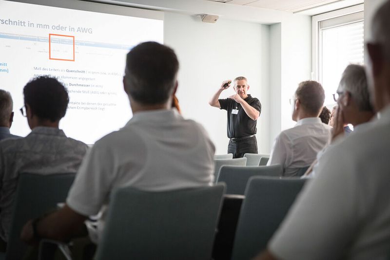 Steckverbinderkongress 2023 Tag 2: Kongress mit Trendthemen von PCF über DC-Steckverbinder, Hybridsteckverbinder, Qualifizierung, Single Pair Ethernet, Hands-on Workshops bis zu 3D-Druck und Konfektionierung. (Bild: Stefan Bausewein)