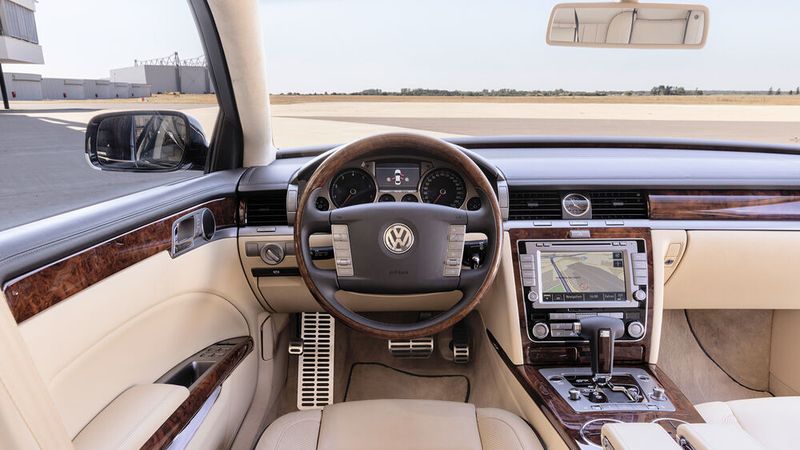 Die 20 Jahre kann man dem Cockpit des ersten Phaeton mittlerweile deutlich ansehen. (Bild: Volkswagen)