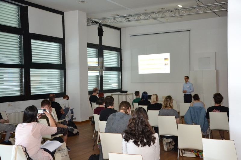 Weil einige Aussteller abgesagt hatten, gab es in diesem Jahr deutlich weniger Fachvorträge als üblich. Diese waren dafür entsprechend gut besucht.   Alle Infos zu den LAB-SUPPLY-Messen – Termine, Vortragsprogramm und Ausstellerliste – finden Sie unter www.lab-supply.info. (LABORPRAXIS, Lüttmann)