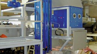 Abb. 1: Um den Recycling- und Entsorgungsprozess von Glasküvetten für Chemieunternehmen deutlich zu vereinfachen, entwickelte Erdwich Zerkleinerungssysteme eine spezielle Anlage, die vollautomatisch arbeitet und die Reststoffe zudem von säurehaltigen Flüssigkeiten befreit. (Bild: Erdwich Zerkleinerungssysteme)