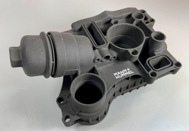 Lehvoss (Halle 12.1, Stand G109) stellt mit Luvosint PA12 9270 BK ein weiterentwickeltes PA12-Material vor. Es kann vollständig in nachfolgenden Bauprozessen wiederverwendet werden. Hier ein lasergesintertes Ölmodul. (Bild: Lehvoss)