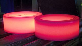 Rot glühende Ringe nach dem Warmwalzen, die als Lagerringe in Windenergieanlagen zum Einsatz kommen.  (Bild: Diederichs)