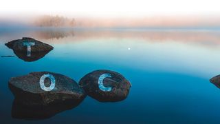 Abb. 1: Unter anderem in Oberflächenwässern sind organische Verbindungen unerwünscht und gelten dort als Verunreinigung. Der Summenparameter TOC erlaubt es, die Konzentration organischer Verbindungen zu erfassen. (Symbolbild) (Bild: © Mikael - stock.adobe.com)