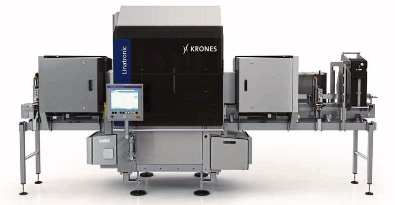 Mit der Linatronic 735 von Krones werden Leerbehälter smart und sicher inspiziert. Zum Einsatz in der Maschine kommen verschiedene Lagertypen, Lineartechnik und Energieketten von Igus. Mit der Linatronic 735 von Krones werden Leerbehälter smart und sicher inspiziert. Zum Einsatz in der Maschine kommen verschiedene Lagertypen, Lineartechnik und Energieketten von Igus.