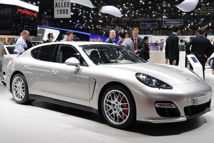 Premiere feierte die erste Generation des Panamera auf der Auto Shanghai im Jahr 2009. Die Bezeichnung „Panamera“ ist, wie auch die Zusatzbezeichnung „Carrera“ vom mexikanischen Langstreckenrennen Carrera Panamericana abgeleitet. (Genfer Auto-Salon 2012 / Norbert Aepli / CC BY 3.0)